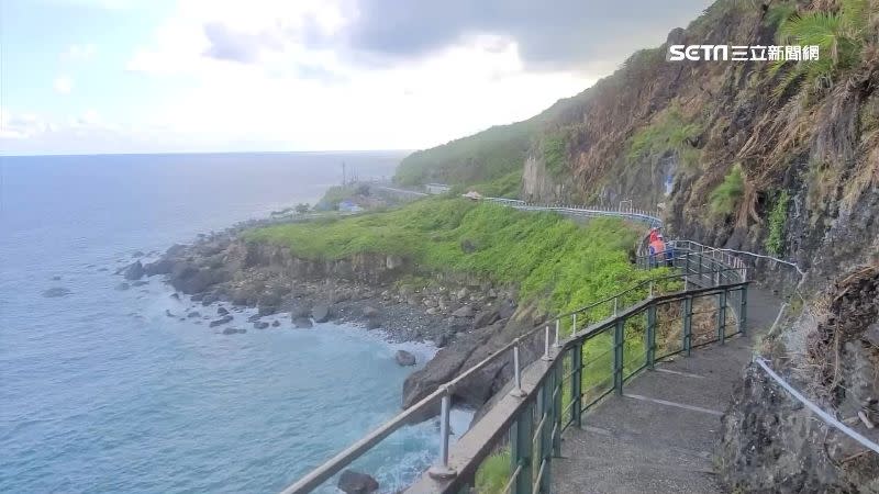 峭壁底下就是一覽無遺的美麗海岸線。