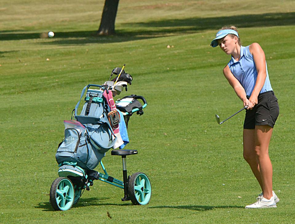 Olivia Braun de Aberdeen realiza un tiro de aproximación al No. 5 amarillo durante el juego de la división de niñas 16-18 en el Campeonato Junior de la Asociación de Golf de Dakota del Sur en el campo de golf Cattail Crossing el lunes 24 de julio de 2023.