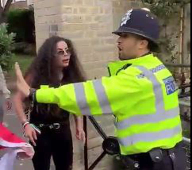 Cinco policías resultaron heridos en estado grave, tras enfrentarse con manifestantes frente a la embajada iraní en Londres.