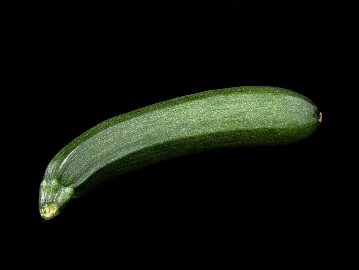 Eine herkömmliche Zucchini im Supermarkt misst etwa 20-25 Zentimeter. (Symbolbild: Getty)