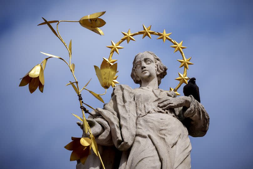 Un pigeon est assis sur une statue à Timisoara, en Roumanie, le vendredi 6 octobre 2023