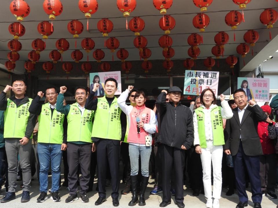 徐筱菁（左5）在支持者與黨公職陪同下，完成苗栗市長補選登記。   圖：民進黨苗栗縣黨部臉書