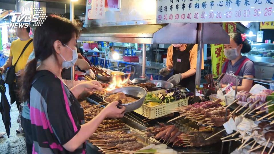 夜市商機急凍，而政府的紓困措施也沒進度，業者現在只能祈求新冠肺炎早點疫情趨緩下來。