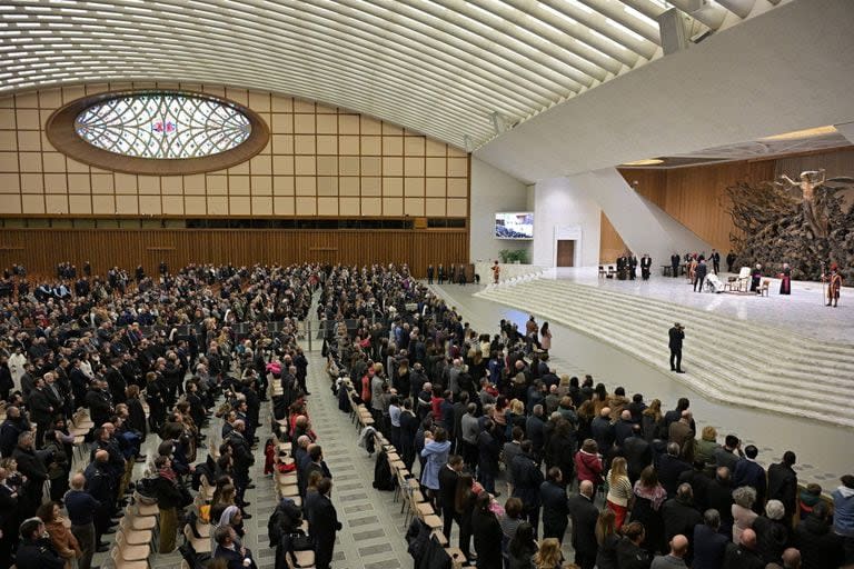 El papa Francisco en silla de ruedas, asiste a la audiencia privada de saludos navideños de los empleados del Vaticano en el Aula Pablo VI del Vaticano, el 21 de diciembre de 2023