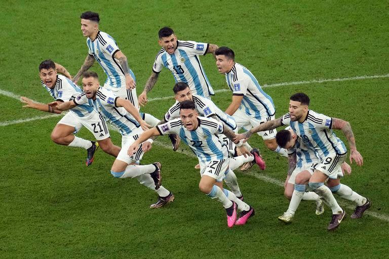 Argentina campeón mundial: Lautaro Martínez empieza a correr junto a sus compañeros luego del penal decisivo de Montiel