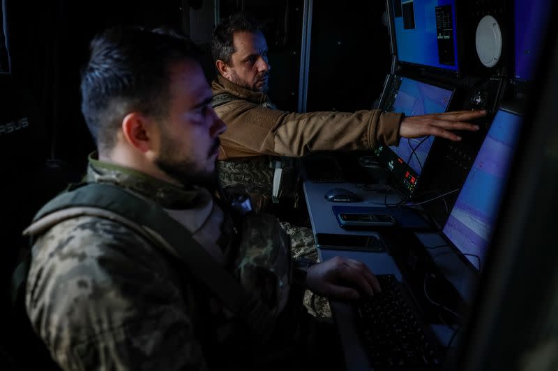 Militares observan un video recibido desde un dron Tiburón en la región de Járkov