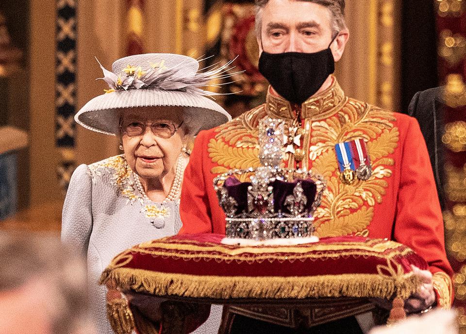 La reina Isabel II caminando junto a la Corona Imperial del Estado. Foto: RICHARD POHLE/POOL/AFP vía Getty Images.