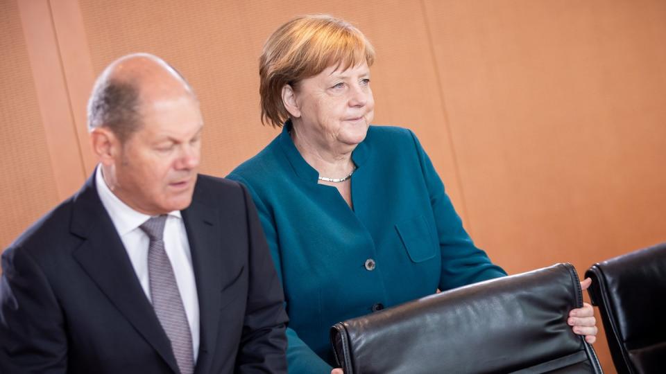 Bundesfinanzminister Scholz zusammen mit Bundeskanzlerin Merkel vergangene Woche vor einer Kabinetssitzung im Kanzleramt. Foto: Michael Kappeler