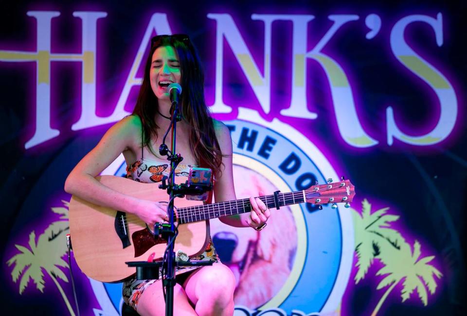 La cantante Elle Haley actúa en el Hank's Hair of the Dog Saloon en Cayo Hueso, Florida, el domingo 12 de diciembre de 2021.