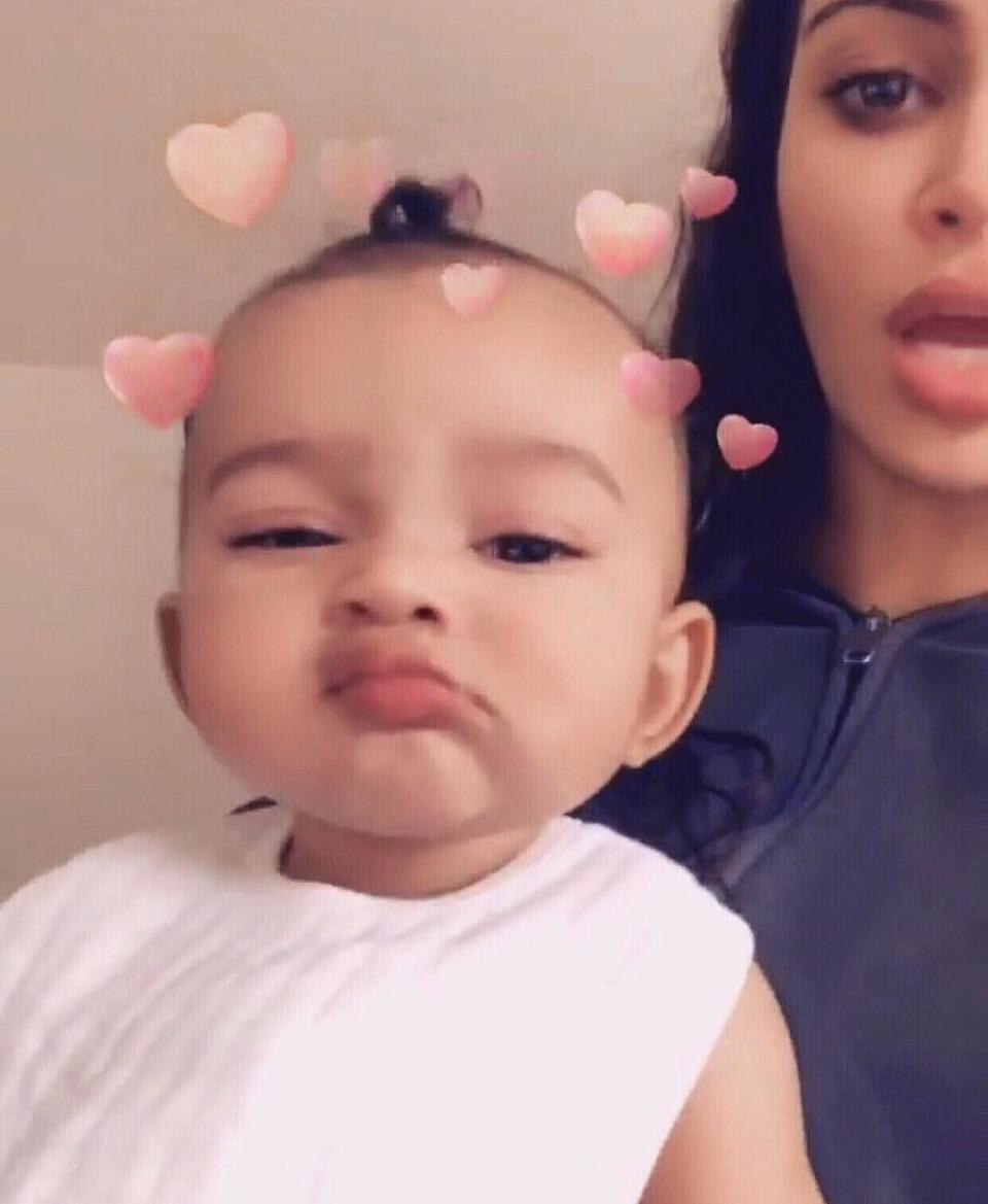 Kim Kardashian y su hija Chicago.<a href="https://www.instagram.com/kimkardashian/" rel="nofollow noopener" target="_blank" data-ylk="slk:Foto: Kim Kardashian/Instagram;elm:context_link;itc:0;sec:content-canvas" class="link "> Foto: Kim Kardashian/Instagram</a>