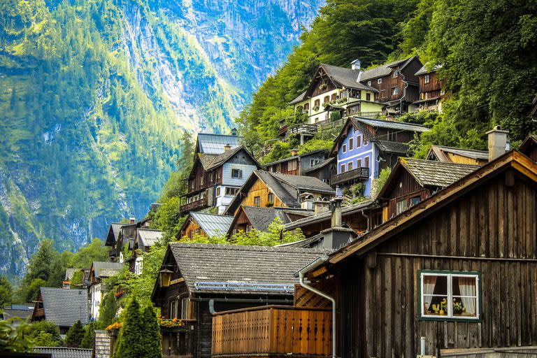 Austria es famoso por sus villas rodeadas de montañas, como Hallstatt, que se destaca por sus casas alpinas del siglo XVI y callejones con cafés y tiendas