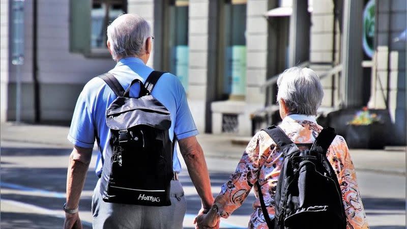 台灣邁入高齡化社會，「老老相顧」的狀況越來越常見。（示意圖／翻攝自pixabay）