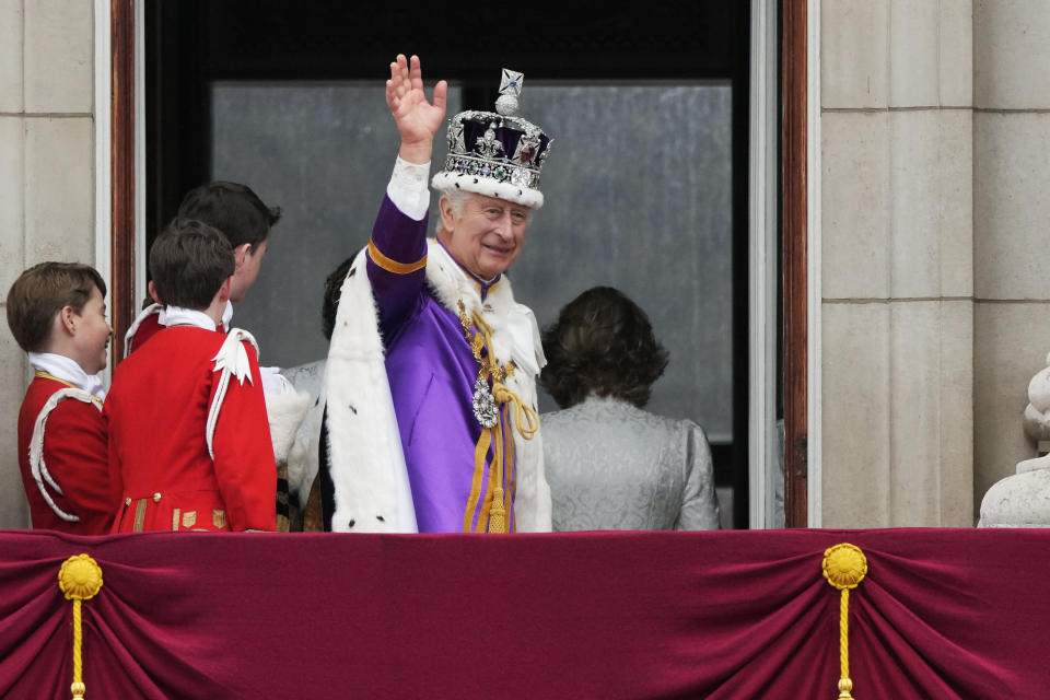 El rey Carlos III de Gran Bretaña saluda a la multitud desde el balcón del Palacio de Buckingham tras la ceremonia de coronación en Londres, el sábado 6 de mayo de 2023. (AP Foto/Frank Augstein)