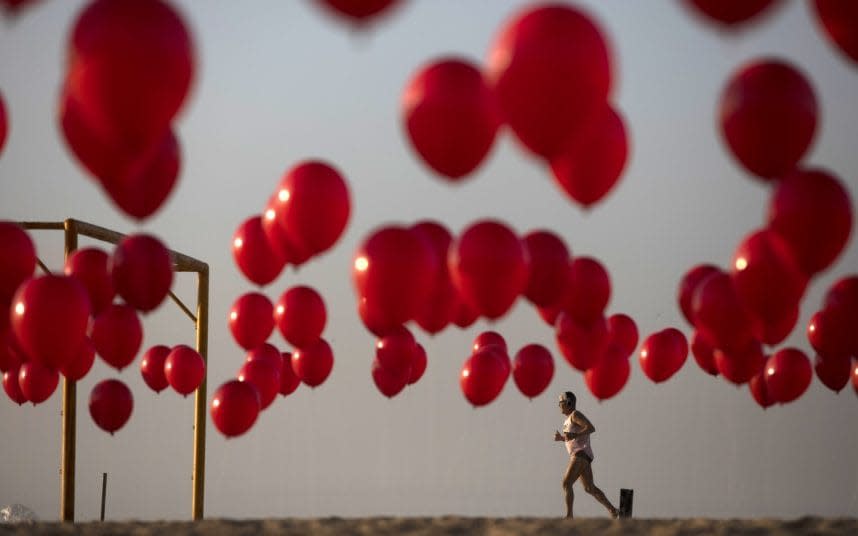 One thousand balloons were released to mark the country's Covid-19 death toll passing 100,000 - Fernando Souza/DPA