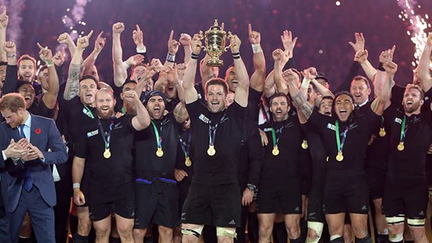 Richie McCaw lifts the Webb Ellis trophy.