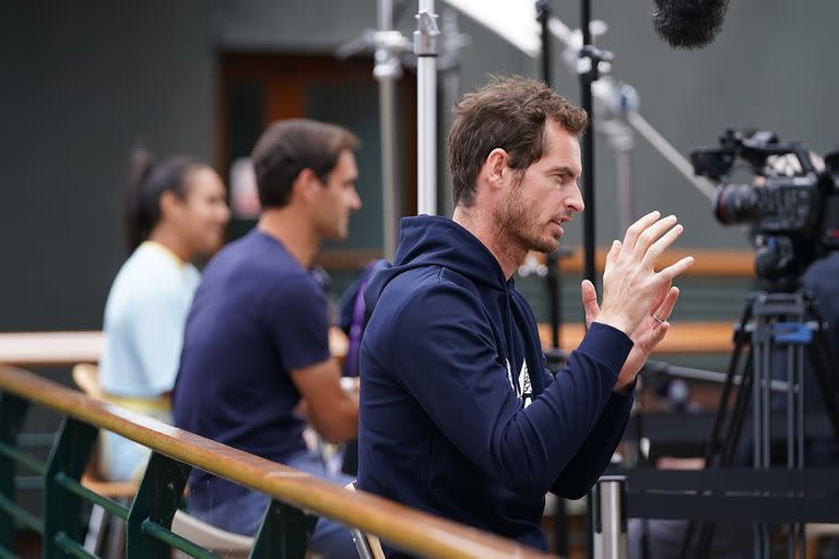 El escocés Andy Murray, durante la atención a la prensa en Wimbledon, "major" que ganó dos veces y al que vuelve después de cuatro años; a su lado, Roger Federer. 