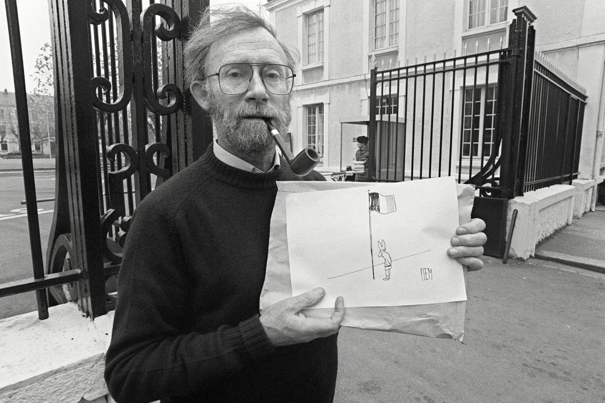 Le dessinateur et journaliste Piem le 21 novembre 1981 à Tours, où il présente ses illustrations destinées à être éditées dans un manuel militaire, à la demande du ministre de la Défense Charles Hernu. - Yolande Mignot - AFP