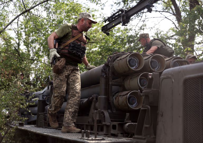 Militares ucranianos cargan un lanzador de cohetes en la línea del frente de la provincia de Donetsk