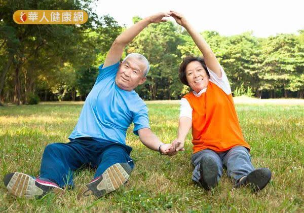 適當的「負重運動」，如散步、快走、騎腳踏車、球類運動、太極拳等；尤其是戶外運動，藉由陽光的照射可以活化維生素D，有助於鈣質的吸收。