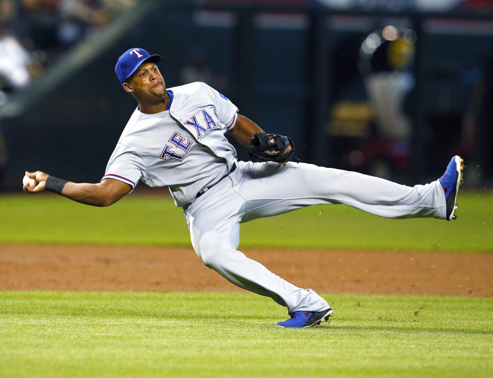 ARCHIVO - El tercera base de los Rangers de Texas Adrián Beltré lanza druante un juego contra los Diamondbacks de Arizona, el 31 de julio de 2018, en Phoenix. Beltré, Todd Helton y Joe Mauer fueron elegidos al Salón de la Fama del Béisbol, el martes 23 de enero de 2024. (AP Foto/Rick Scuteri)