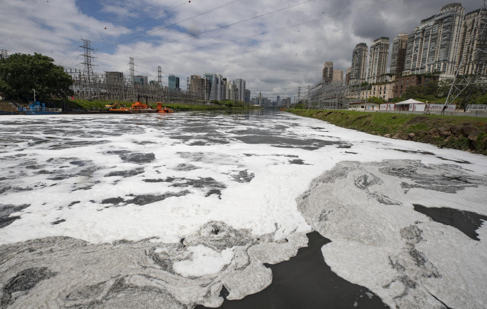 Una capa de espuma cubre parte del río Pinheiros, en Sao Paulo, Brasil, el 22 de octubre de 2020. Tras años afectado por vertidos de aguas residuales y basura, el gobierno estatal de Sao Paulo está intentando de nuevo limpiar el río Pinheiros, considerado uno de los más contaminados del país. (AP Foto/Andre Penner)