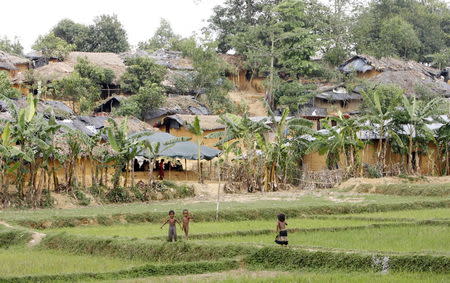 Children stand near camps housing Rohingya refugees on hills in Kutupalong May 31, 2015. REUTERS/Rafiqur Rahman