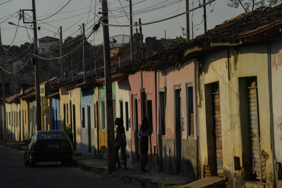 Amanece en un barrio pobre de Aracuai (estado brasileño de Minas Gerais) el 11 de octubre del 2022. El voto de los pobres será vital en el desenlace de las elecciones presidenciales del 30 de octubre. (AP Photo/Andre Penner, File)