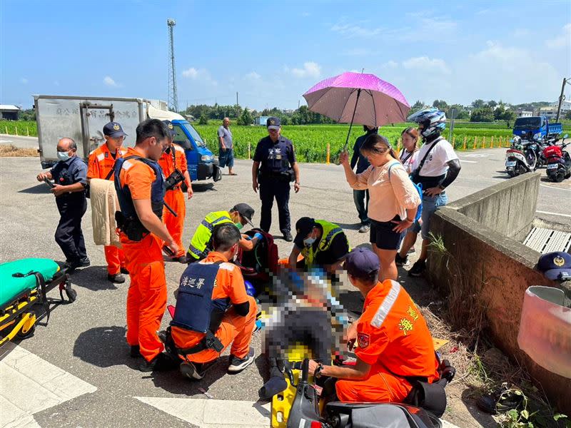 台61線西濱快速道路橋下11日上午發生死亡車禍，苗栗通霄一輛小貨車追撞機車，造成77歲林姓老翁傷重不治。(圖／翻攝畫面)