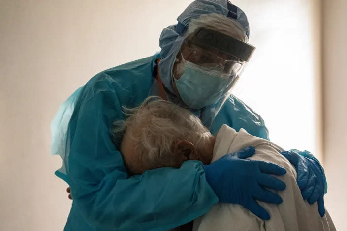 El doctor Joseph Varon abrazando y consolando a un paciente en la unidad de cuidados intensivos de COVID-19 durante el Día de Acción de Gracias en el United Memorial Medical Center el 26 de noviembre de 2020 en Houston, Texas.