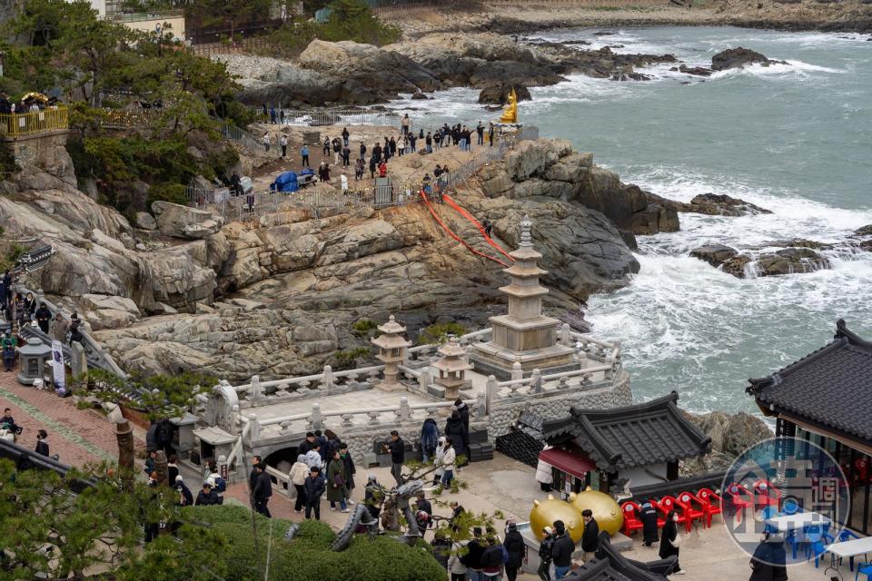 從高處俯瞰海東龍宮寺，與驚濤駭浪為伴的寺院氣勢磅礡。