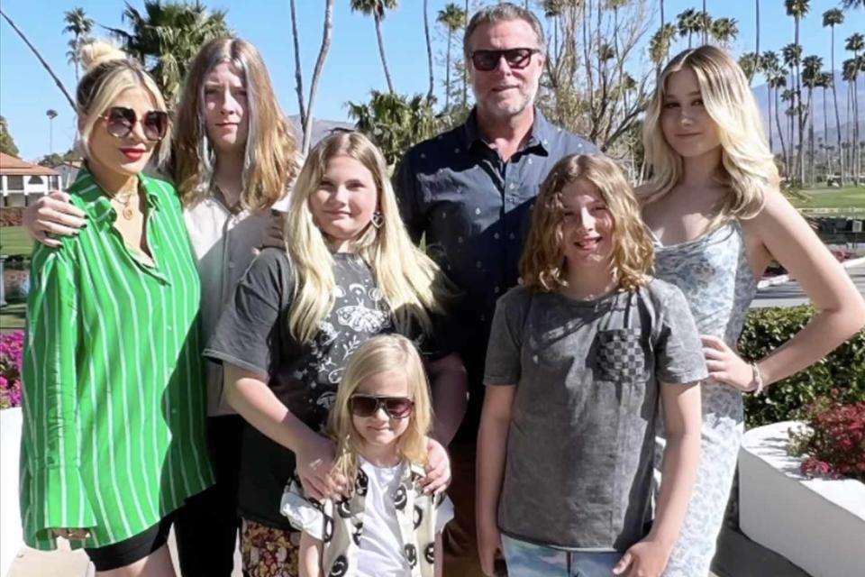 Tori Spelling condivide una rara foto di famiglia con Dean McDermott e i bambini: “Un’altra meravigliosa Pasqua”