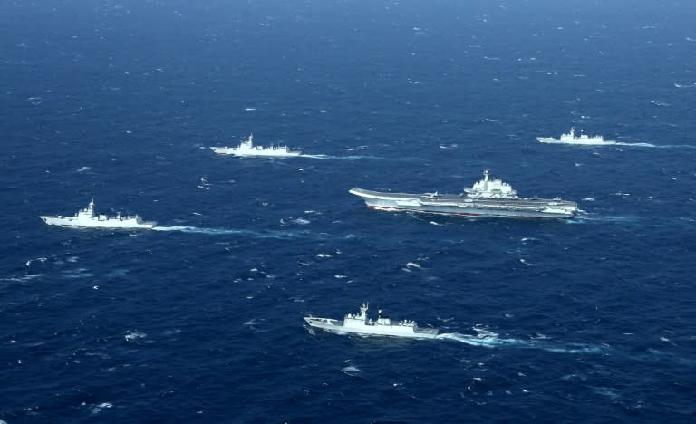 Unos buques de la marina china navegan en formación durante unas maniobras en el Mar de China Meridional el 2 de enero de 2017 (Str)