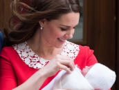 <p>Kate Middleton estrenó maternidad a los 31 años en 2013, cuando nació su hijo George. En 2015 dio a luz a Charlotte y Louise vino al mundo en abril de 2018, meses después de que la duquesa de Cambridge hubiera cumplido los 36. (Foto: Samir Hussein / WireImage / Getty Images). </p>