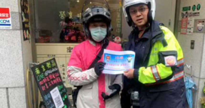 台北市中山警分局趁用餐時間，至人氣外送餐廳向外送員宣導交通安全。（圖／翻攝畫面）