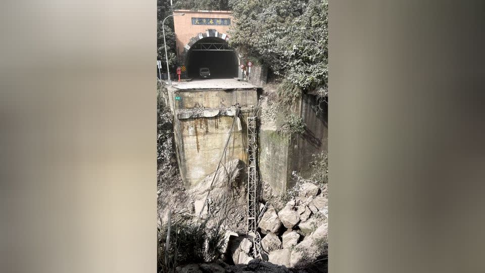 A section of the Suhua Highway on Taiwan's east coast collapsed after the earthquake. - Foreigners in Taiwan/X (formerly Twitter)