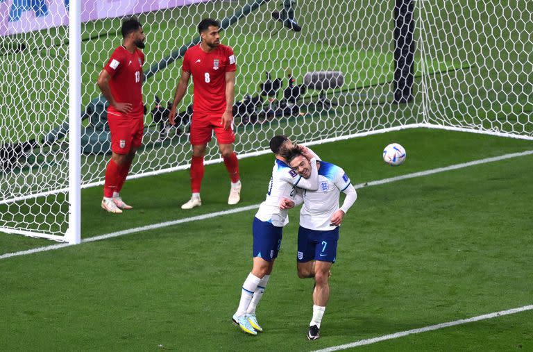 Jack Grealish festeja el sexto gol de Inglaterra ante Irán