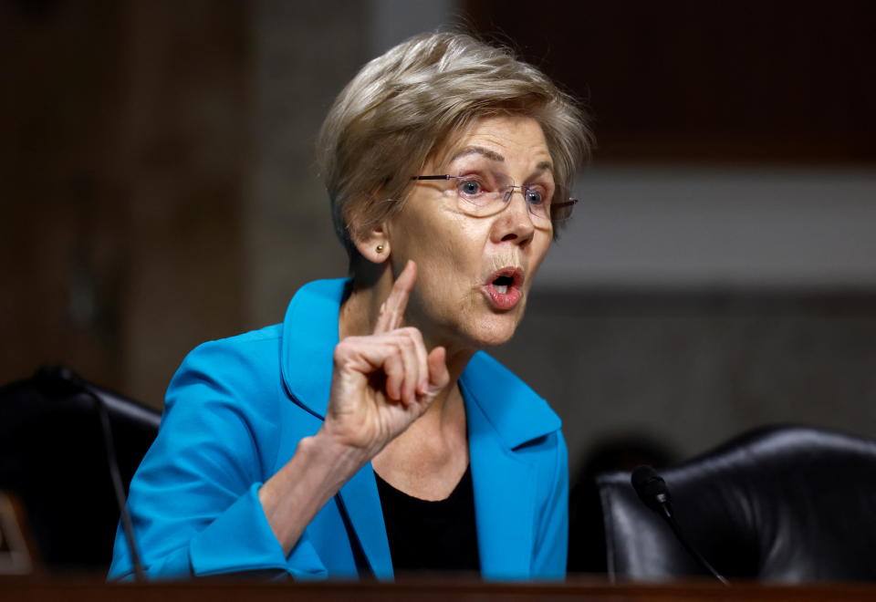 US-Senatorin Elizabeth Warren (D-Mass.) befragt Zeugen während einer Anhörung des Ausschusses für Banken, Wohnungsbau und Stadtangelegenheiten des Senats nach den jüngsten Bankpleiten auf dem Capitol Hill in Washington, USA, am 18. Mai 2023. REUTERS/Evelyn Hochstein