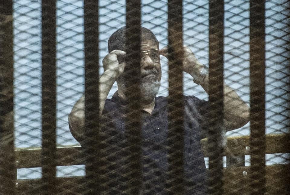 En 2012, Mohamed Morsi devient le premier président librement élu de l'histoire de l'Égypte. Il restera à ce poste un an et trois jours avant d'être destitué par le chef de l'armée, Abdel Fattah Al-Sissi. Emprisonné en juillet 2013, celui qui était issu du mouvement des Frères musulmans purgeait des peines pour avoir ordonné le meurtre de manifestants en 2012 et pour espionnage au profit du Qatar, notamment. <strong>Il est décédé d'une crise cardiaque en prison,</strong> où il restait 23h par jour à l'isolement, le 17 juin 2019, à 67 ans.