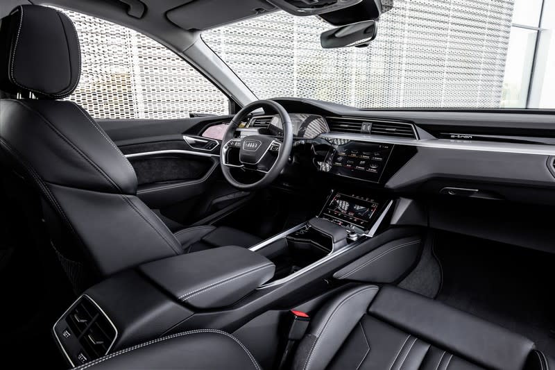 Audi e-tron在新世代科技與電動車雙重搭配下，其座艙有著眾多先進配備。