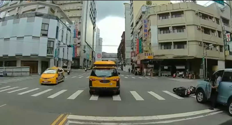 台中日前出現一名騎士，企圖以碰瓷方式敲詐。（圖／翻攝自臉書）