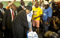 <p>Winnie Madikizela-Mandela, center, the former wife of late South African leader Nelson Mandela, casts her vote at a polling station near his old house in the Soweto township of Johannesburg, South Africa, May 7, 2014. (Photo: Ben Curtis/AP) </p>