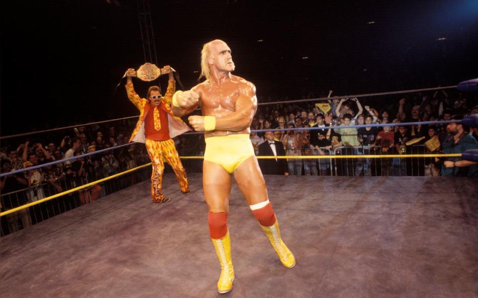 Bis weit in die 90-er hinein war Hulk Hogan der Megastar der Wrestling-Welt, parallel spielte er auch in einigen Kino-Filmen. Im Bild: Hulk Hogan bei einem Auftritt mit seinem langjährigen "Manager" Jimmy Hart. (Bild: Blick/RDB/Ullstein Bild/Getty Images)