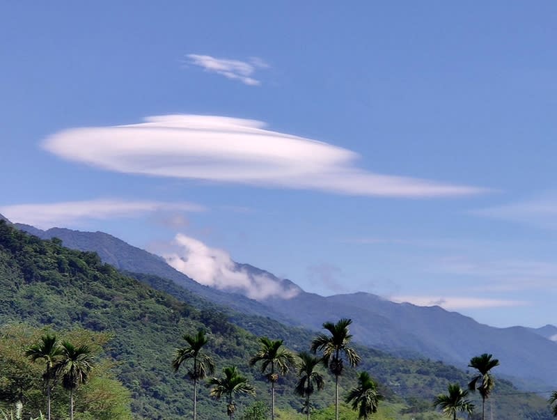 全台晴朗炎熱，台東南橫山區天空出現許多朵飛碟雲，台東氣象站解釋，民眾看到的是高積雲，會呈現各種形狀。（讀者提供） 