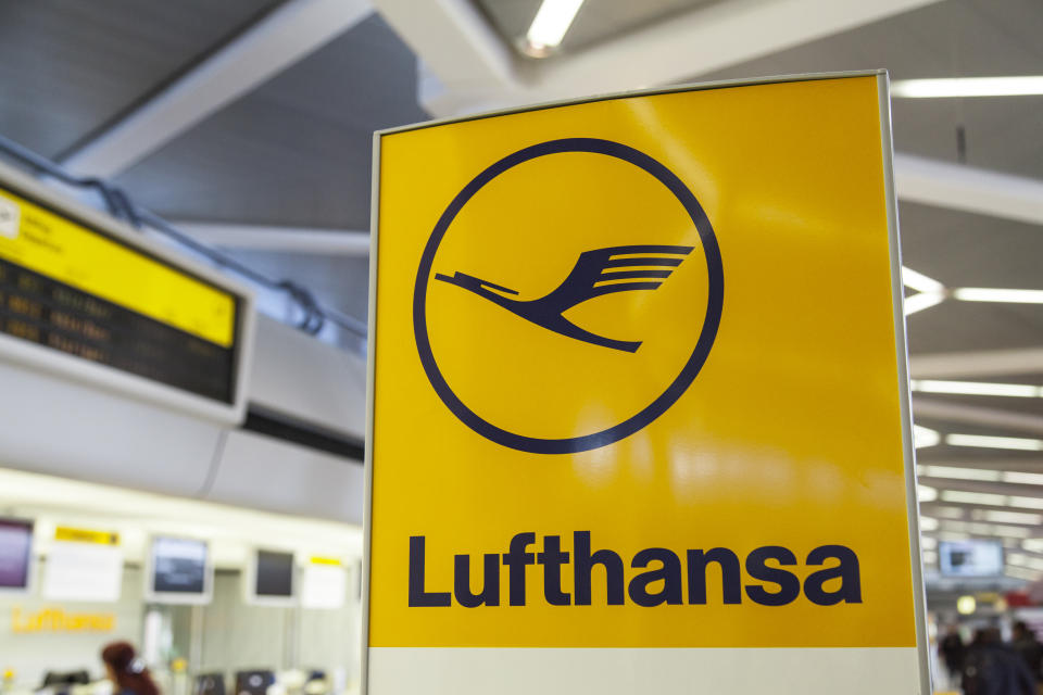 <p>Marktführer Lufthansa sichert sich einen großen Teil der Jets, die früher von Air Berlin geleast wurden, um die Billigtochter Eurowings auszubauen. Um nicht an der EU-Wettbewerbsbehörde zu scheitern, hatte Lufthansa auf Slots an wichtigen Flughäfen wie Düsseldorf verzichtet. Den Rest vom Air-Berlin-Kuchen bekommt Easyjet. Für die Übernahme von 25 Air-Berlin-Maschinen durch Easyjet gab es grünes Licht aus Brüssel – ohne Auflagen. Der britische Billigflieger will der Lufthansa auf Inlandstrecken im Januar erstmals Konkurrenz machen. (Bild: Getty Images) </p>