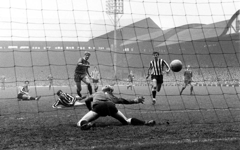 Former Football Player Roger Hunt Dies Aged 83 announced on September 28,2021. Football, 26th October 1968, Anfield, Liverpool, Liverpool v Newcastle United, Liverpool+s Roger Hunt scores past Newcastle United+s goalkeeper Willie McFaul - GETTY IMAGES