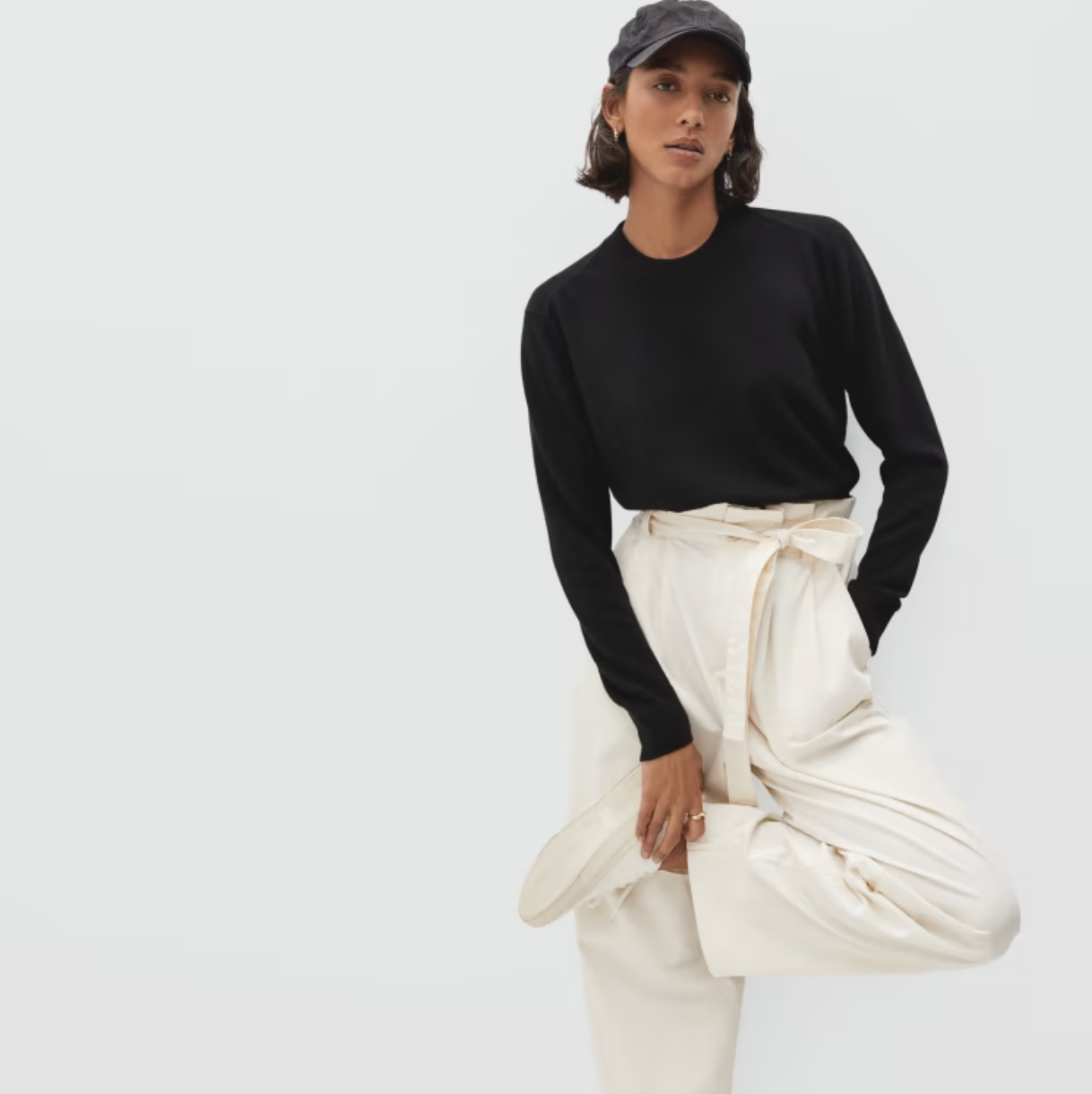 Everlane's The Cashmere Crew in black (Photo via Everlane)