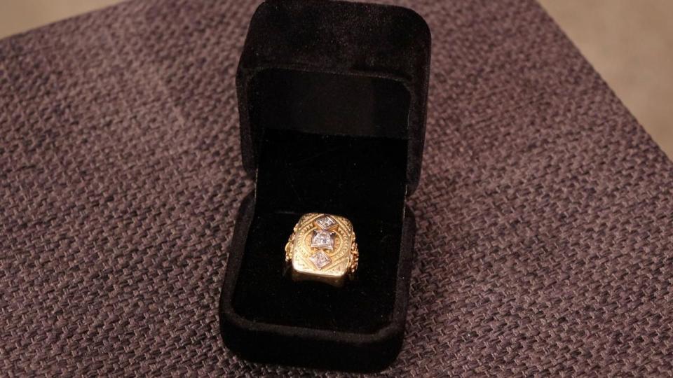 Mehr als geschätzt gab es auch für einen Goldring mit Diamanten aus der Zeit zwischen den 1930er- und 1950er-Jahren, nämlich 500 Euro.