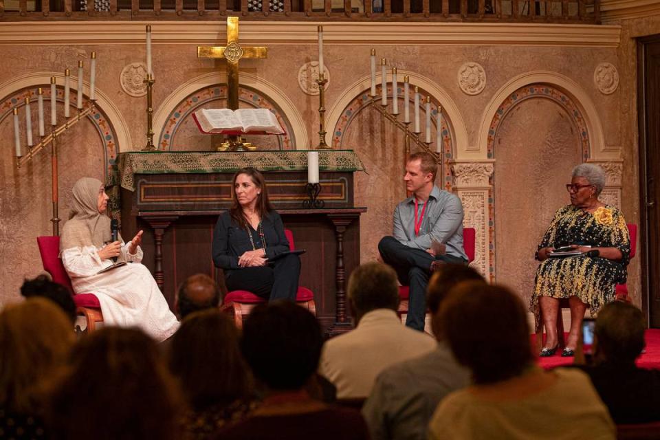 En esta foto de archivo del 17 de julio de 2022, Raabia Khan de la Islamic Foundation of South Florida, la rabina Robyn Fisher de Beth Or, el pastor Aaron Lauer de la Congregational United Church of Christ de Coral Gables y Bea Hines del Miami Herald son vistos en un debate interreligioso en la Congregational United Church of Christ en Coral Gables, Florida. Sydney Walsh/swalsh@miamiherald.com