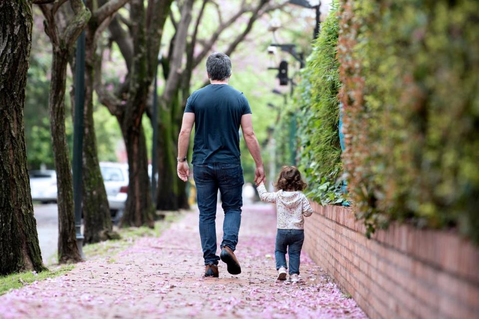 En España, un hombre fue a retirar a su hija a la guardería y, horas más tarde, se dio cuenta que le habían dado a otra niña. Ahora, la Policía investiga si se trató de un mero error o fue intencional