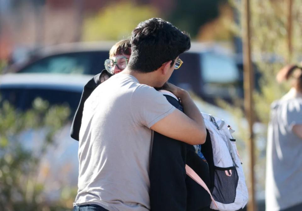 La estudiante Amanda Pérez, de 23 años, es consolada por su prometido, Alejandro Barrón, de 24 años, en el campus. (Ronda Churchill/AFP/Getty Images)